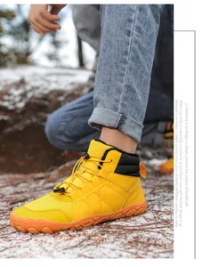 Detail van outdoor sneeuwlaarzen met warme bontkraag en vetersluiting met trekkoord