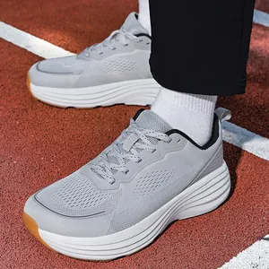 Scarpe da corsa da uomo a pianta larga in mesh grigio chiaro su pista atletica