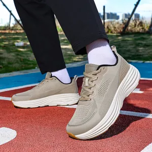 Scarpe da corsa uomo color kaki a punta larga con mesh traspirante e suola spessa