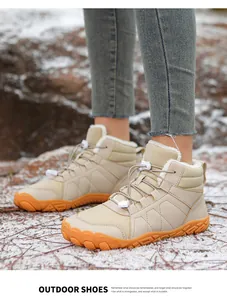 Detail van beige sneeuwlaarzen met oranje antislipzool en warme voering van fleece-stof