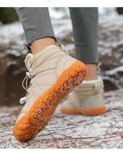 Detail van de slipvaste oranje rubberen zool en de warme voering van imitatiebont