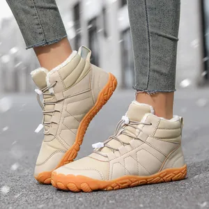Beige winter sneeuwlaarzen met warme pluche voering en een antislip oranje zool