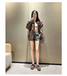 Zapatillas retro en contraste combinadas con chaqueta de cuero sintético y pantalones cortos