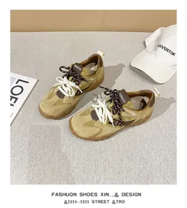Primer plano detallado de zapatillas retro de ante con panel amarillo mostaza y ribete