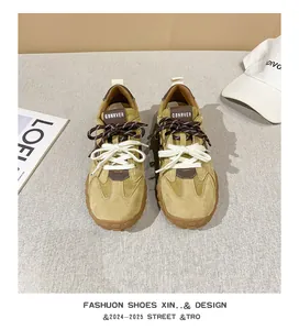 Vista superior de zapatillas de ante caqui con cordones dobles y suelas gruesas de goma