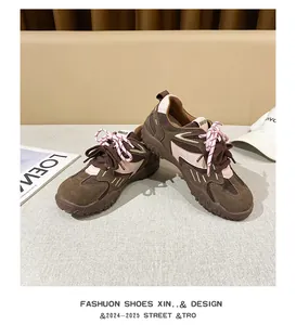 Detalle de zapatillas retro con paneles de ante marrón y costuras en contraste rosa