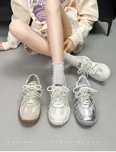 Details der Ballett-Sneaker mit Perlen-Schleife und gemischtem Obermaterial-Design