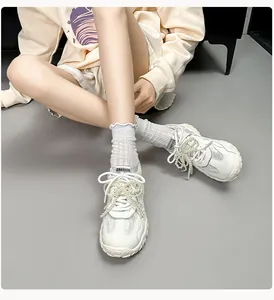 Nahaufnahme weißer Sneaker im Ballett-Stil mit Perlendekor und atmungsaktivem Mesh-Einsatz