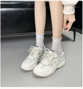Details von Plateau-Sneakern im Ballett-Stil mit weißen Perlen und Spitzenbesatz
