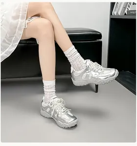 Details silberner Plateau-Sneaker mit Perlen-Schnürsenkeln und Metallic-Oberfläche