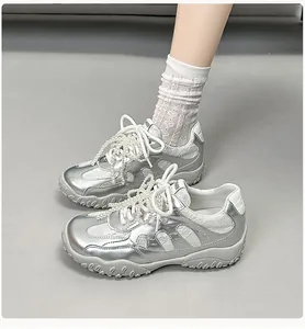 Detailsilberner Ballett-Sneaker mit weißer Spitze und Perlenverzierung an den Schnürsenkeln