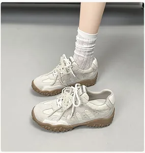 Detailansicht der Leder-Sneaker mit Perlenverzierung und Spitzen-Söckchen