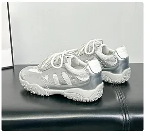 Detailansicht silberner Plateausneaker aus Spitze mit Perlenkette und dicker Sohle
