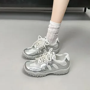 Silberne Metallic-Plateau-Sneaker für Damen mit Spitzen-Details und Perlenanhängern