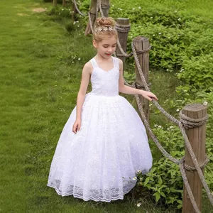 Primer plano del vestido blanco de encaje sin mangas para niña con escote en V