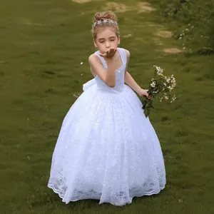 Primer plano detallado de la textura de encaje floral en vestido blanco de flores