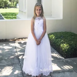 Detailansicht weißes Blumenmädchenkleid mit Spitzenoberteil und Lagen aus Tüllrock