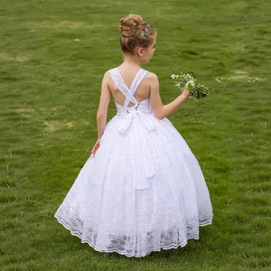 Detalle del vestido de encaje blanco para niña con espalda descubierta y un lazo