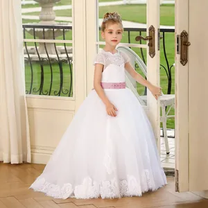 Dettaglio dell'abito da damigella bianco con vita di perline rosa e gonna in tulle