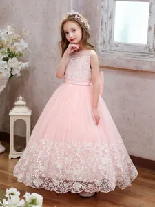 Detailansicht des rosa Mädchen-Prinzessinnenkleids mit Spitzenstickerei und großer Schleife