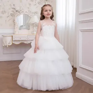 Detail van witte prinsessenjurk voor meisjes met gelaagde tule rok en pailletten borduur