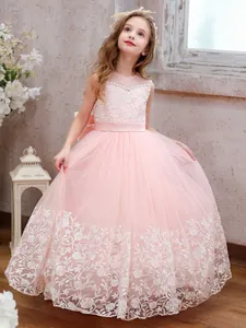 Nahaufnahme vom hellrosa Kinderfestkleid mit weißer Spitzenstickerei und weichem Tüllrock