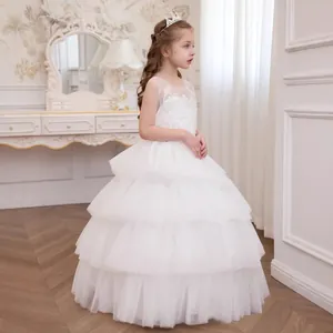 Gedetailleerd borduursel op een witte mouwloze prinsessenjurk voor meisjes