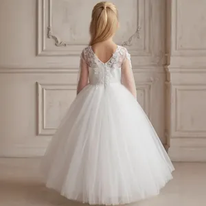 Elegante vista posteriore dell'abito bianco da damigella in pizzo con gonna in tulle