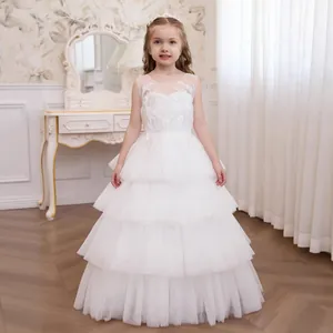 Detail van elegante witte bloemenmeisjesjurk met gelaagde tule taartrok voor meisjes