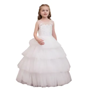 Detail van het witte kanten lijfje en de gelaagde tule rok van de meisjes prinsessenjurk