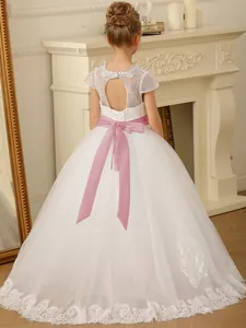 Abito da damigella in pizzo bianco con fiocco in raso rosa e gonna in tulle gonfia