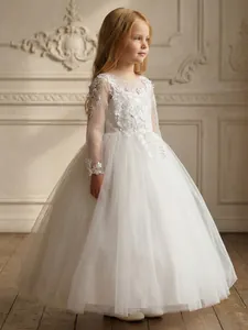 Elegante abito bianco da damigella con maniche in pizzo e gonna a balze in tulle