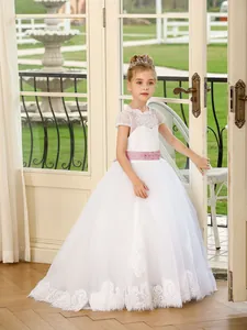 Abito bianco da damigella in pizzo con gonna in tulle a strati e cintura con fiori