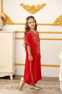 Dettaglio dei ricami dorati sullo scollo di un abito caftano rosso per bambine