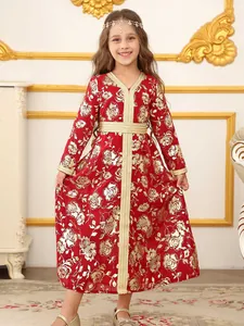 Vestido caftán rojo para niñas con motivos florales dorados y encaje decorativo