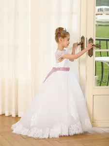 Abito bianco da damigella in tulle con bordo in pizzo e nastro in raso color lavanda