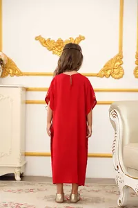 Vista posteriore di un abito Abaya rosso per bambina con collo tondo e taglio lungo elegante