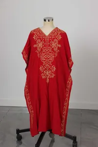 Dettaglio del ricamo dorato su un abito caftano rosso in stile etnico per bambine