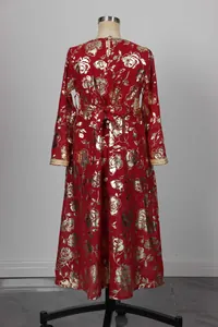 Vista trasera de un vestido étnico rojo para niña con flores doradas y lazo