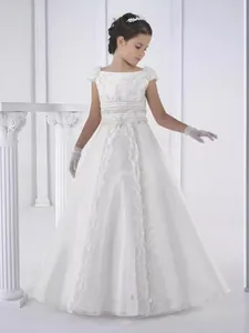 Elegant white flower girl dress with puff sleeves and lace embroidery for weddings