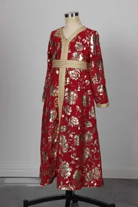 Detalle de túnica roja para niña con motivos de rosas doradas y bordado étnico