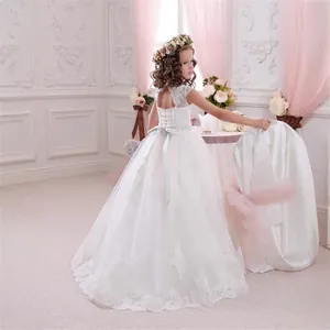 Elegante abito da damigella bianco in pizzo con gonna lunga in tulle e fiocco