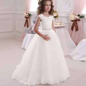 Dettaglio dell'abito bianco da bambina con cintura di strass e ricamo floreale