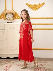 Abito caftano rosso per bambina con ricami dorati pregiati e stile mediorientale