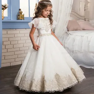 Robe de demoiselle d'honneur en dentelle blanche avec broderies dorées et jupe bouffante