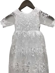 Vestido de bautizo para bebé en encaje blanco con manga corta y bordado floral