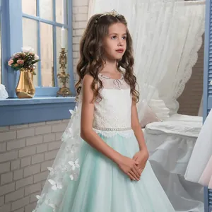 Vestido de princesa para niña en blanco y verde menta con cinturón de pedrería y capa de mariposa