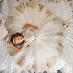 Robe de bal vintage pour fille avec broderie en dentelle dorée et cape, vue de dessus