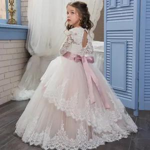 Detail von elegantem weißem Spitzenoberteil und rosa Tüllrock mit Satin-Schleife hinten