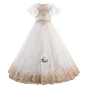 Détails de la robe de demoiselle d'honneur blanche en dentelle avec broderie dorée